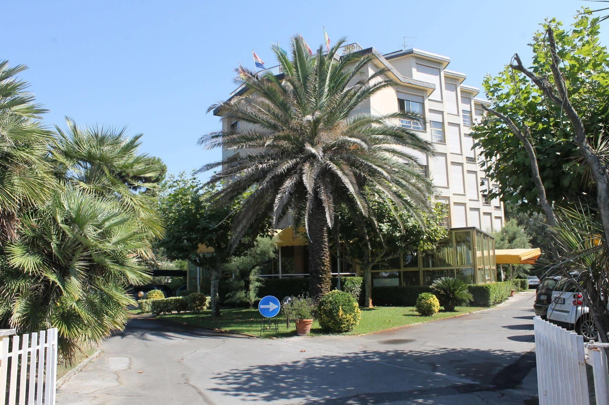 Hotel Brasilia Marina di Pietrasanta Dış mekan fotoğraf